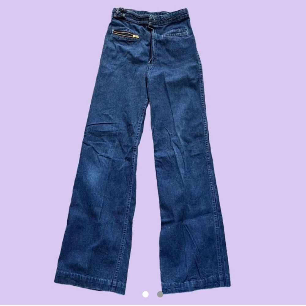 Vintage 70s wide leg/bell-bottom jeans
Would best fit a size XS/S